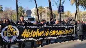 Concentración de apoyo a 13 miembros de los CDR acusados de desórdenes y desobediencia por encadenarse a las puertas del TSJC en febrero de 2018 / EUROPA PRESS