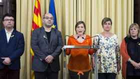 La expresidenta del Parlament de Catalunya, Carme Forcadell , acompañada de los miembros de la Mesa, Joan Josep Nuet (i) Lluis Guinó (2i) Anna Simó (2d) y Ramona Barrufet (d)/ EFE)mesa parlament forcadell