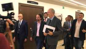 Pablo Iglesias, a su llegada a la Jornadas de Sitges, acompañado del presidente del Círculo de Economía,  Juan José Brugera / CG