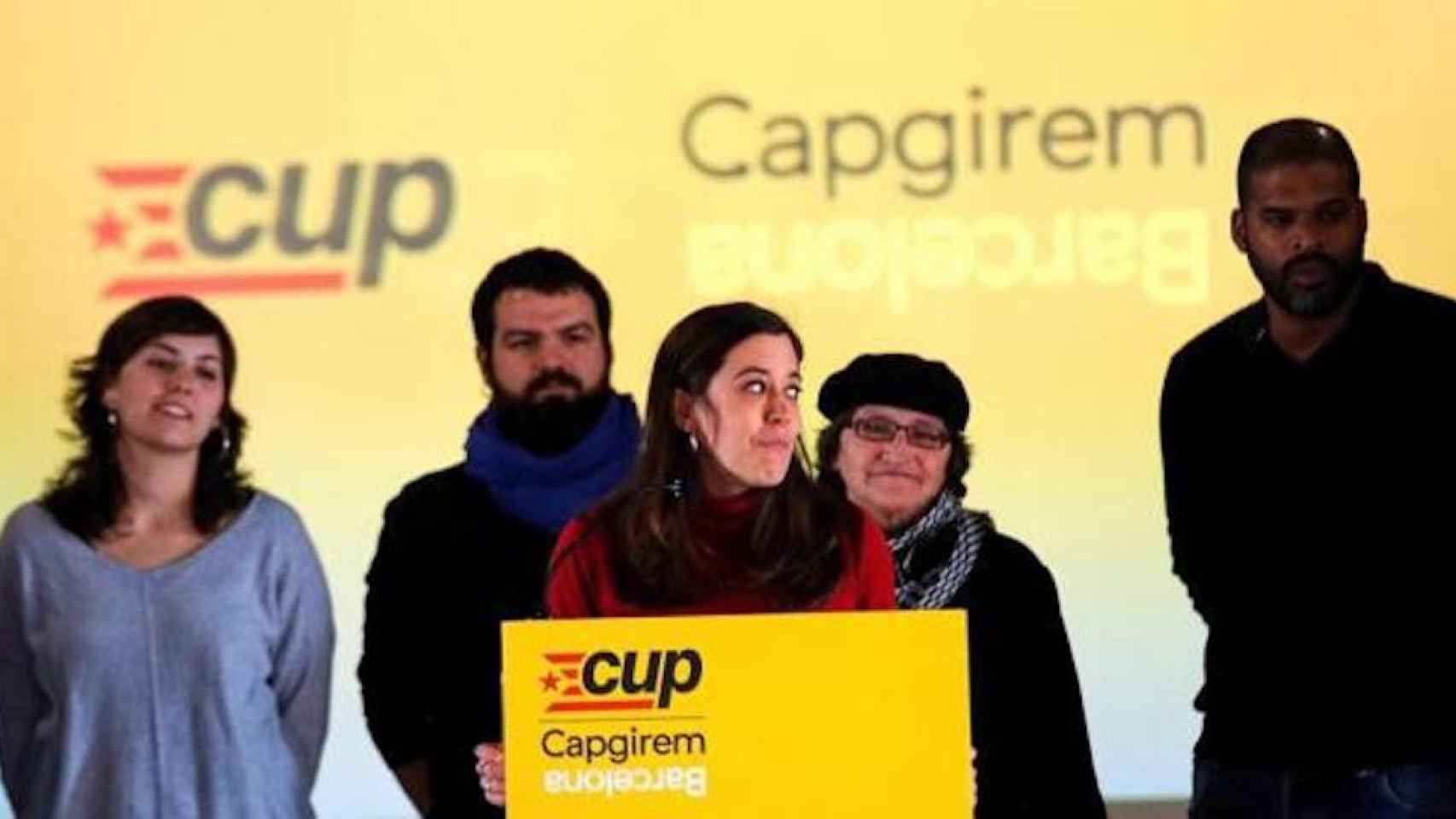 La candidata de la CUP en Barcelona para las municipales, Anna Saliente, junto a otros miembros de la lista / EFE