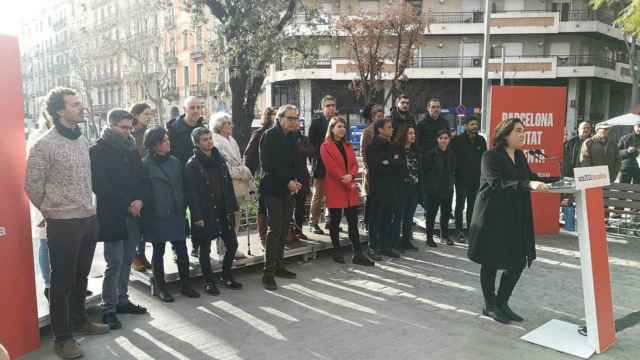 Ada Colau junto a las personas que le acompañarán en su candidatura para las elecciones municipales / TWITTER @barcelonaencomu