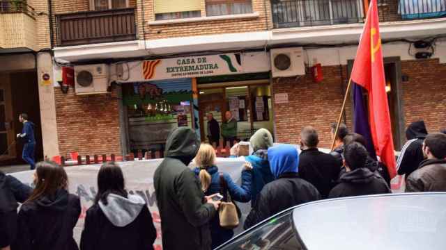 Concentración de Endavant ante el local que han elegido por el partido Vox para su reunión en Lleida / @ENDAVANTPONENT