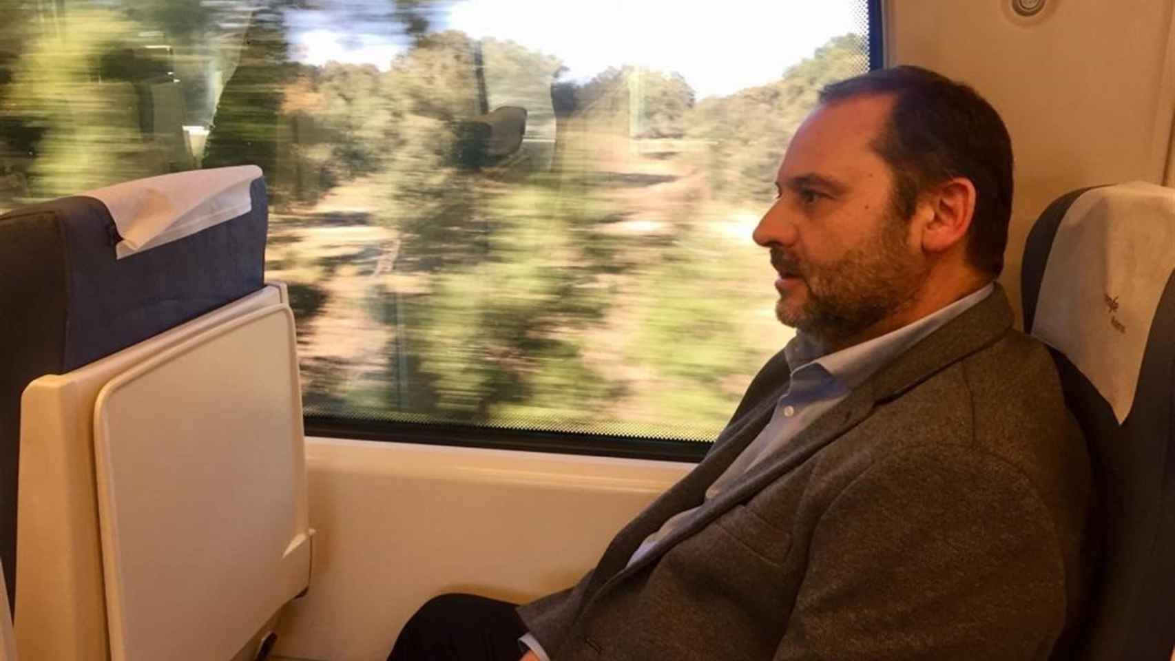 El ministro de Fomento, José Luis Ábalos, viaja de Cáceres a Madrid para comprobar lo mucho que tarda el tren