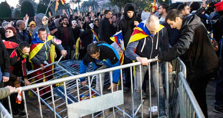 Miembros de los CDR, provocando incidentes en el Parque de la Ciutadella el pasado 30 de enero / EFE
