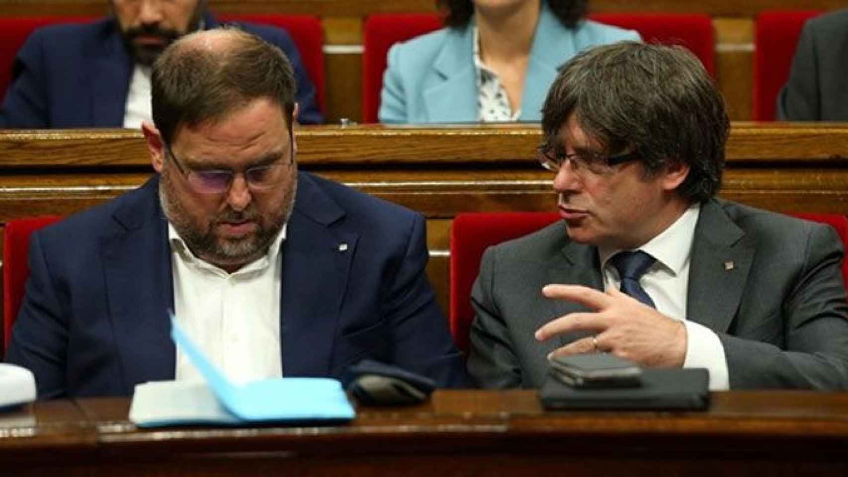 Oriol Junqueras (i) y Carles Puigdemont (d) , acusados de rebelión por el Tribual Supremo, en una imagen de archivo de la pasada legislatura / EFE