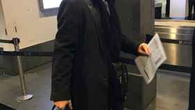 Carles Puigdemont, a su llegada al aeropuerto de Copenhague,  podría no ser investido si algunos diputados de su lista acaban planteando un boicot para no ser castigados por el Tribunal Constitucional / TWITTER