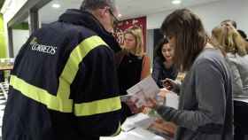 Un trabajador de Correos entrega el voto enviado desde el exterior en unas elecciones anteriores / EFE