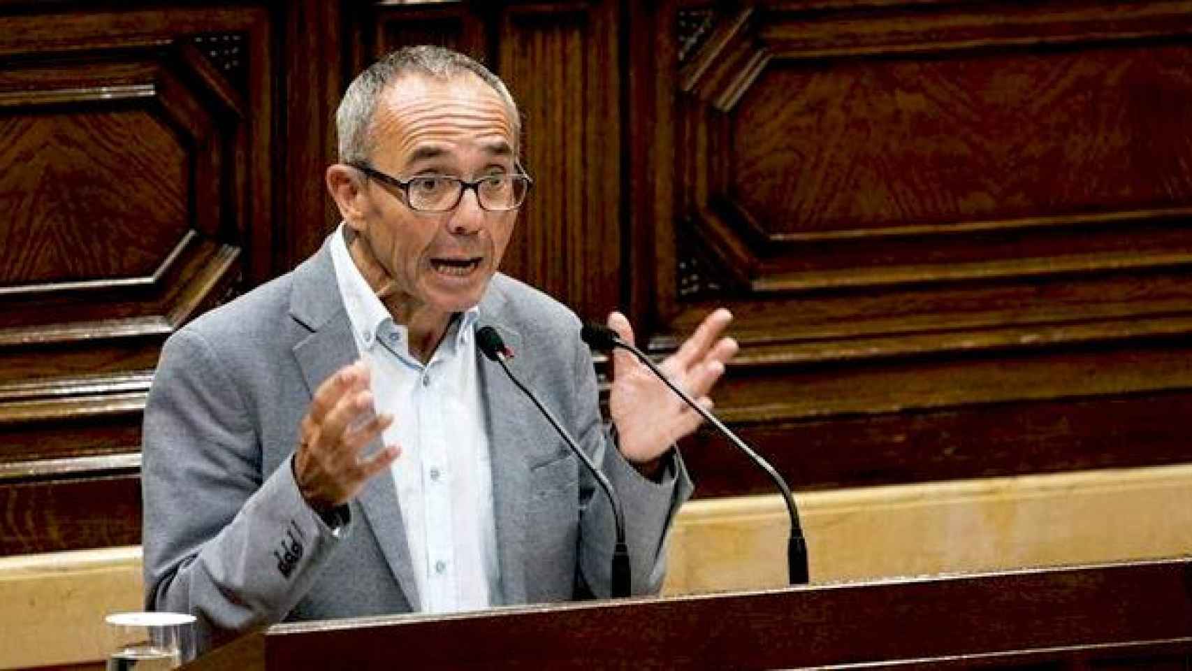 Joan Coscubiela, que fue homenajeado tras su 'jubilación forzosa', en su intervención en el Parlament que acabó con una ovación de Ciudadanos, PSC y el PP / EP