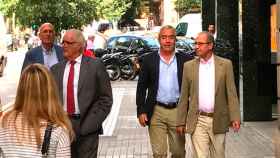 El fiscal Martín Rodríguez Sol (d) al llegar este martes a la Fiscalía de Cataluña, donde tendrá lugar la reunión de coordinación del operativo policial / CG