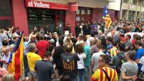 El Protesta en las puertas de 'El Vallenc', una de las entradas que ha ordenado el Juzgado de Guardia de Tarragona en relación a la organización del referédum / CG