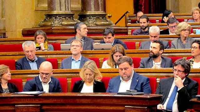 Carles Puigdemont y otros miembros de su Gobierno en el pleno del Parlament / CG
