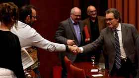 Artur Mas saluda al diputado de la CUP, Benet Salellas, en la comisión parlamentaria en la que el expresidente catalán ha dado explicaciones sobre el caso 3% / EFE
