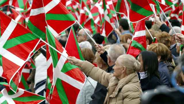 Asistentes a un acto del Partido Nacionalista Vasco / EFE