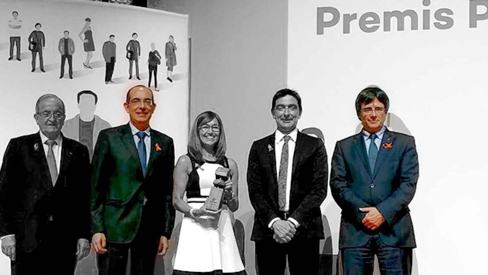 El director de Mútuacat, Ricard Macià (segundo por la izquierda), y el presidente Puigdemont (primero por la derecha), en los Premios Pyme / FACEBOOK