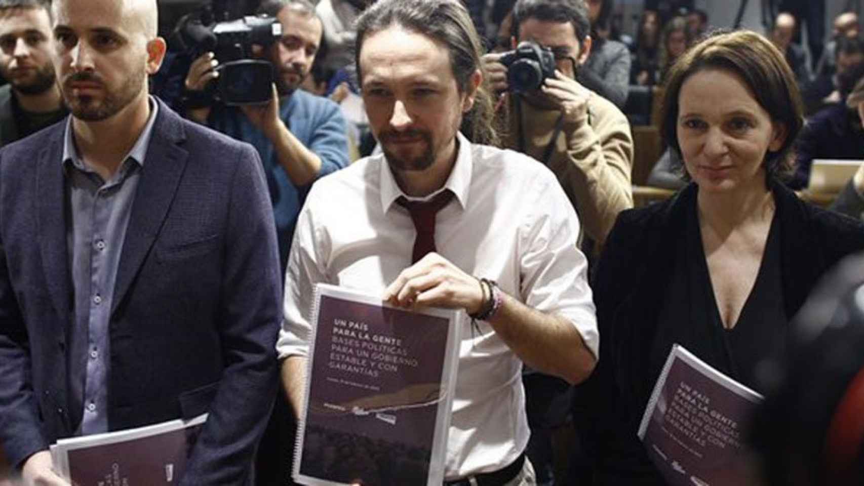 Pablo Iglesias, líder de Podemos, con el documento que contiene sus propuestas de gobierno.