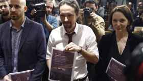 Pablo Iglesias, líder de Podemos, con el documento que contiene sus propuestas de gobierno.