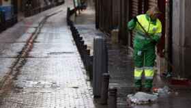 Una trabajadora de los Servicios de Limpieza de Madrid recoge basura.