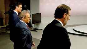 Pedro Sánchez, Manuel Campo Vidal y Mariano Rajoy, a punto de iniciar el debate