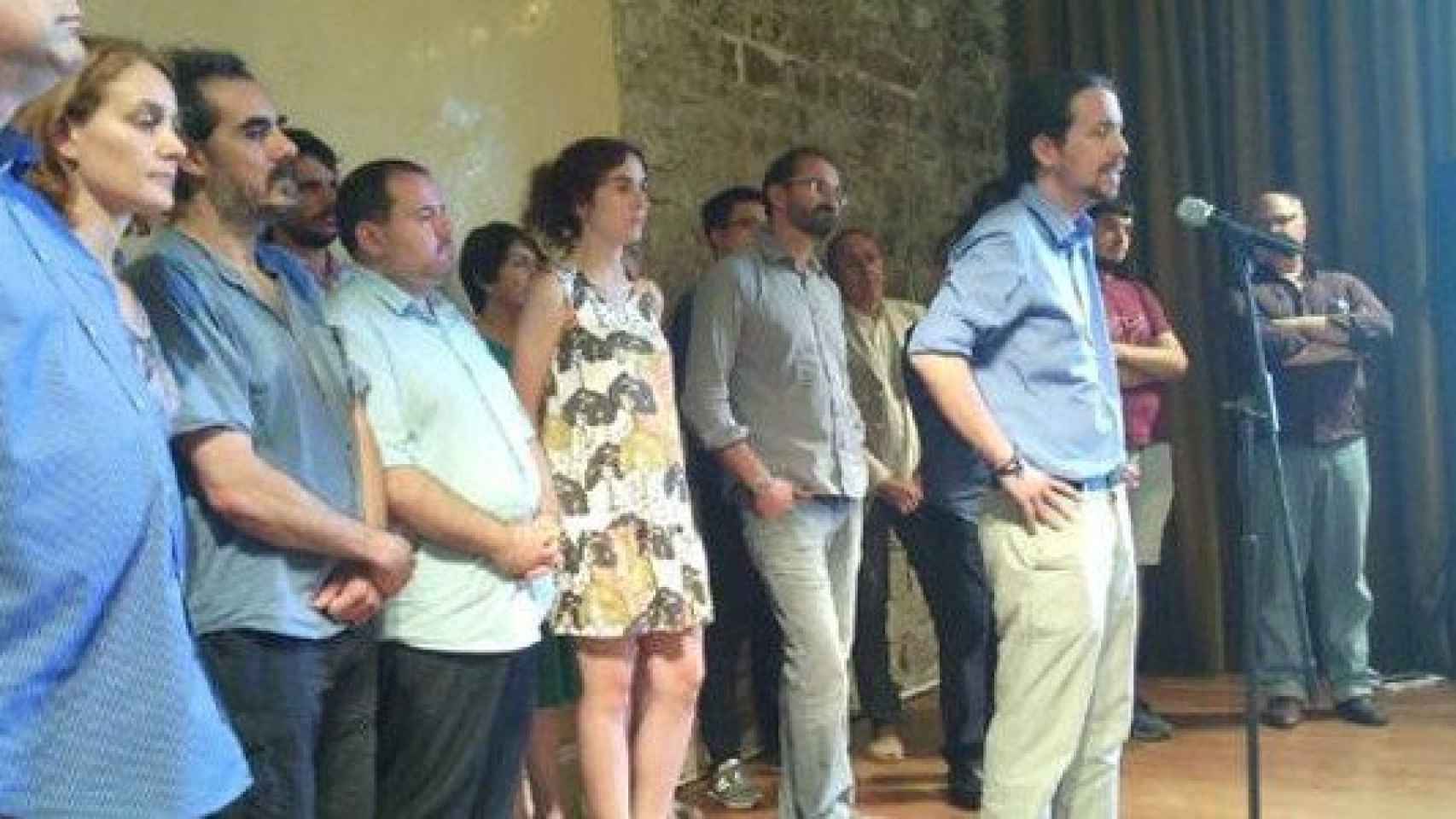 El líder de Podemos, Pablo Iglesias, en la rueda de prensa en la que ha anunciado el pacto con ICV-EUiA. Detras suyo y a la izquierda, el coordinador nacional de ICV Joan Herrera.
