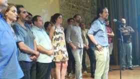 El líder de Podemos, Pablo Iglesias, en la rueda de prensa en la que ha anunciado el pacto con ICV-EUiA. Detras suyo y a la izquierda, el coordinador nacional de ICV Joan Herrera.