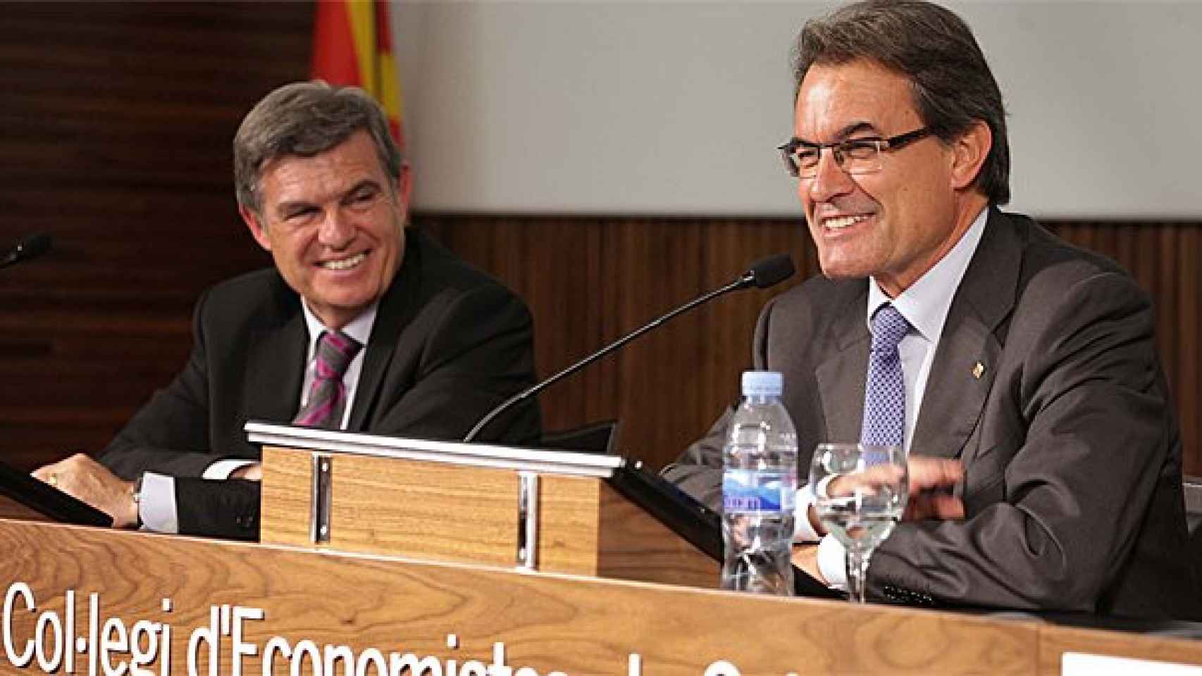 Joan B. Casas, decano del Colegio de Economistas de Cataluña, y Artur Mas, presidente de la Generalidad