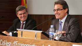 Joan B. Casas, decano del Colegio de Economistas de Cataluña, y Artur Mas, presidente de la Generalidad