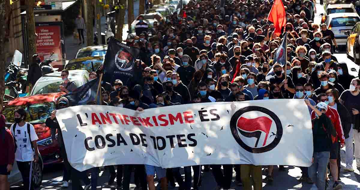 Participantes de la manifestación anti fascista convocada por la plataforma Som Antifeixistes con motivo del 12-O Barcelona / EFE