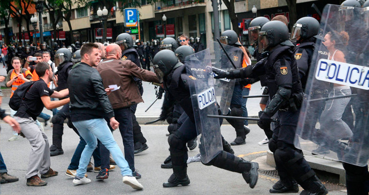 Intervención policial durante el referéndum ilegal del 1-O en Cataluña / EFE