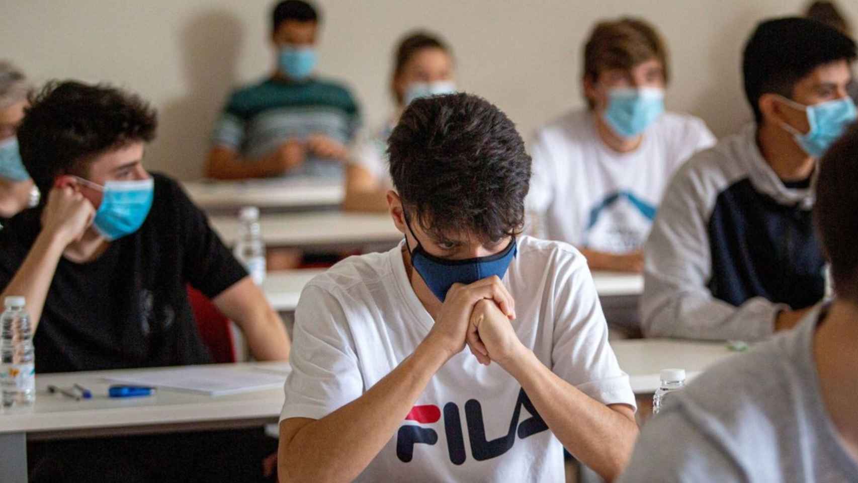 Alumnos durante los exámenes de selectividad en Cataluña / EFE