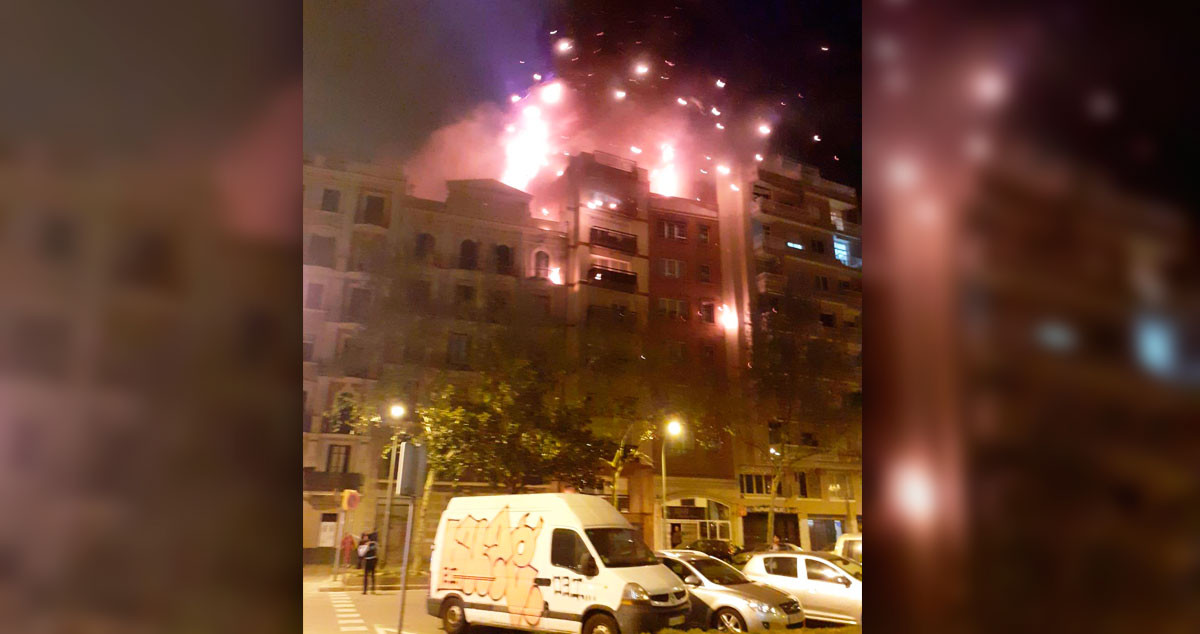 Imagen del incendio que ha calcinado varios edificios en el centro de Barcelona / CG