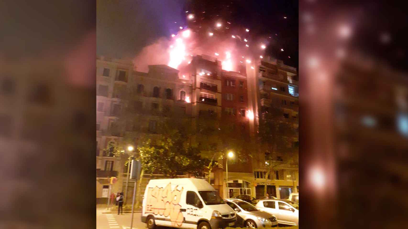 Imagen del incendio que ha calcinado varios edificios en el centro de Barcelona / CG