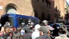 Lanzamiento de huevos contra mossos en un desahucio en el Raval / SINDICAT RAVAL
