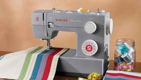 Máquina de coser, hilos y telas