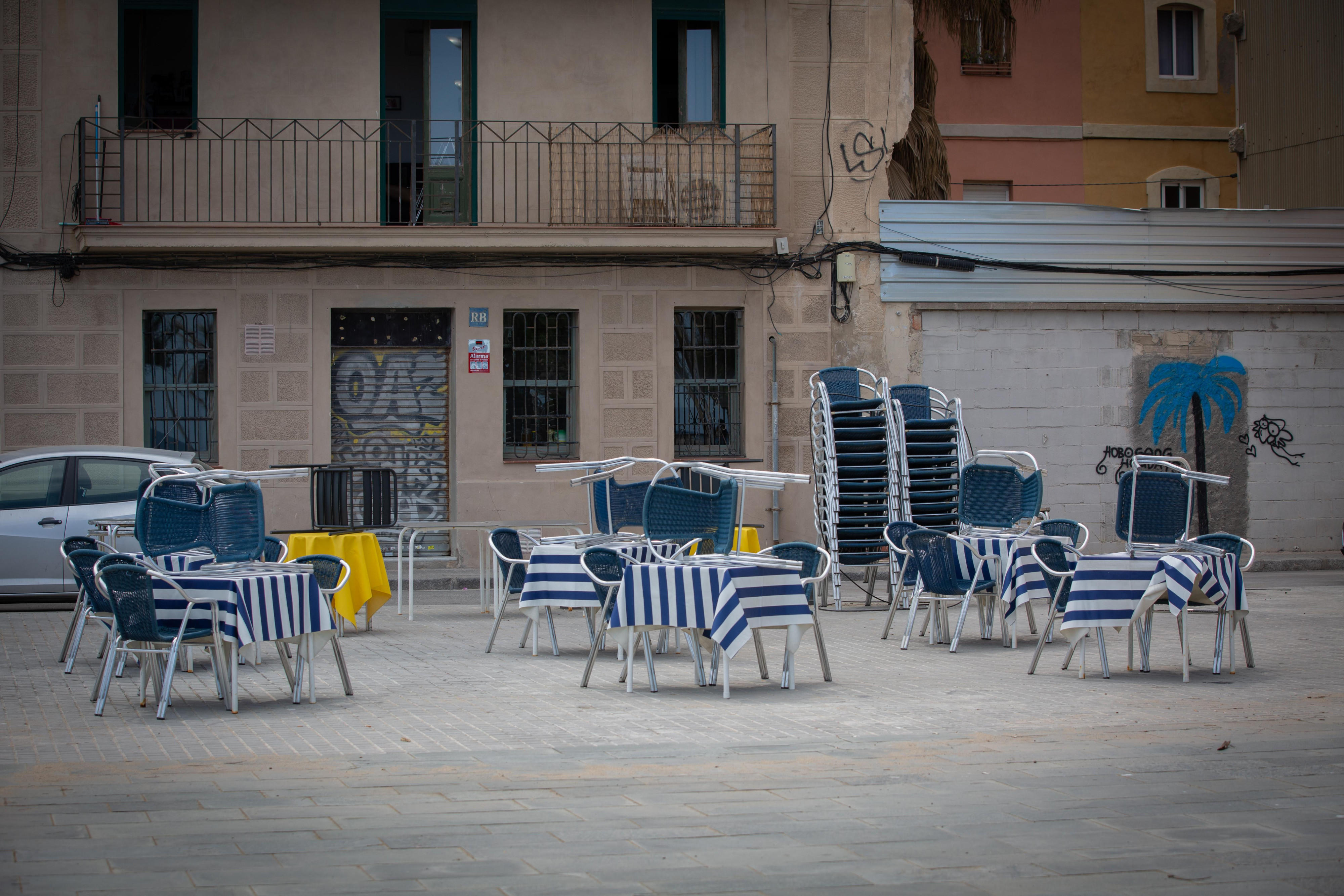 Una terraza vacía tras el cierre de bares y restaurantes en Cataluña, que ha afectado al número de parados / EUROPA PRESS