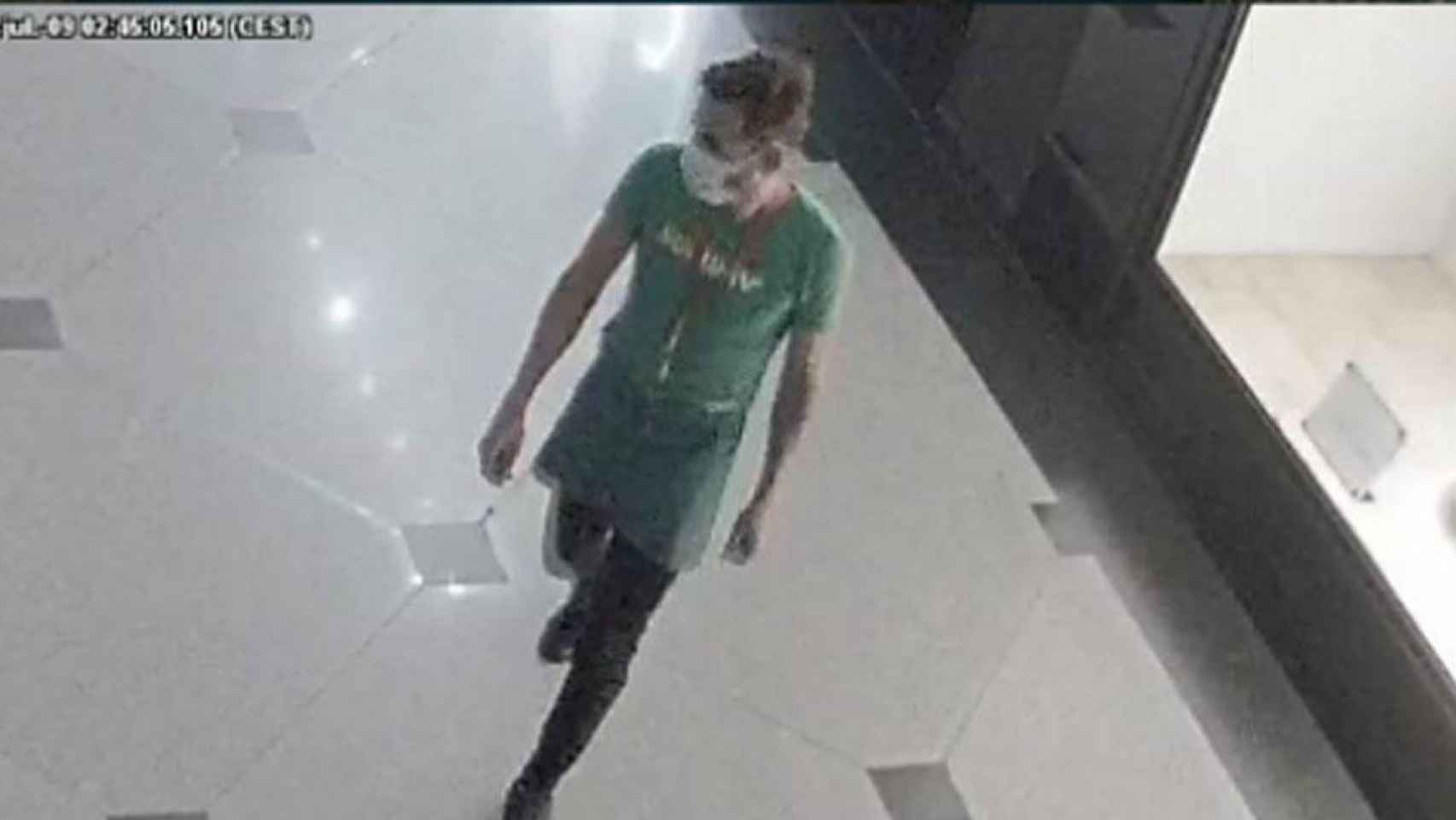 El ladrón camina por el centro comercial de Barcelona / MOSSOS