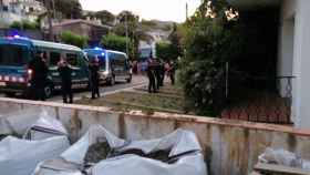 Mossos escoltan a los okupas en Llançà, a quienes vecinos acusan de delinquir / HELPERS