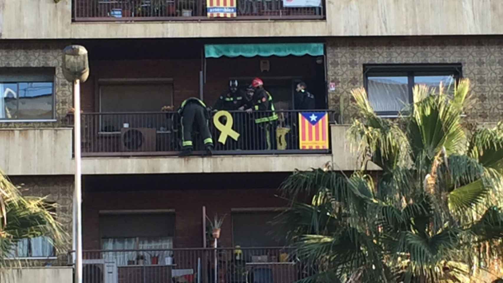 Bomberos encaramados al balcón de la calle Marina / CG