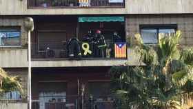 Bomberos encaramados al balcón de la calle Marina / CG