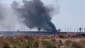Incendio de una embarcación en Torredembarra visto desde la lejanía / TWITTER
