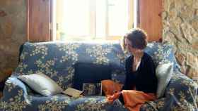 Imagen de una viajera que practica el 'couchsurfing' o los viajes durmiendo en un sofá / CG