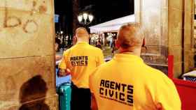 Los autodenominados 'agentes cívicos' vigilan la Plaza Real, en el corazón de Barcelona, ante el incremento del incivismo y los hurtos / CG