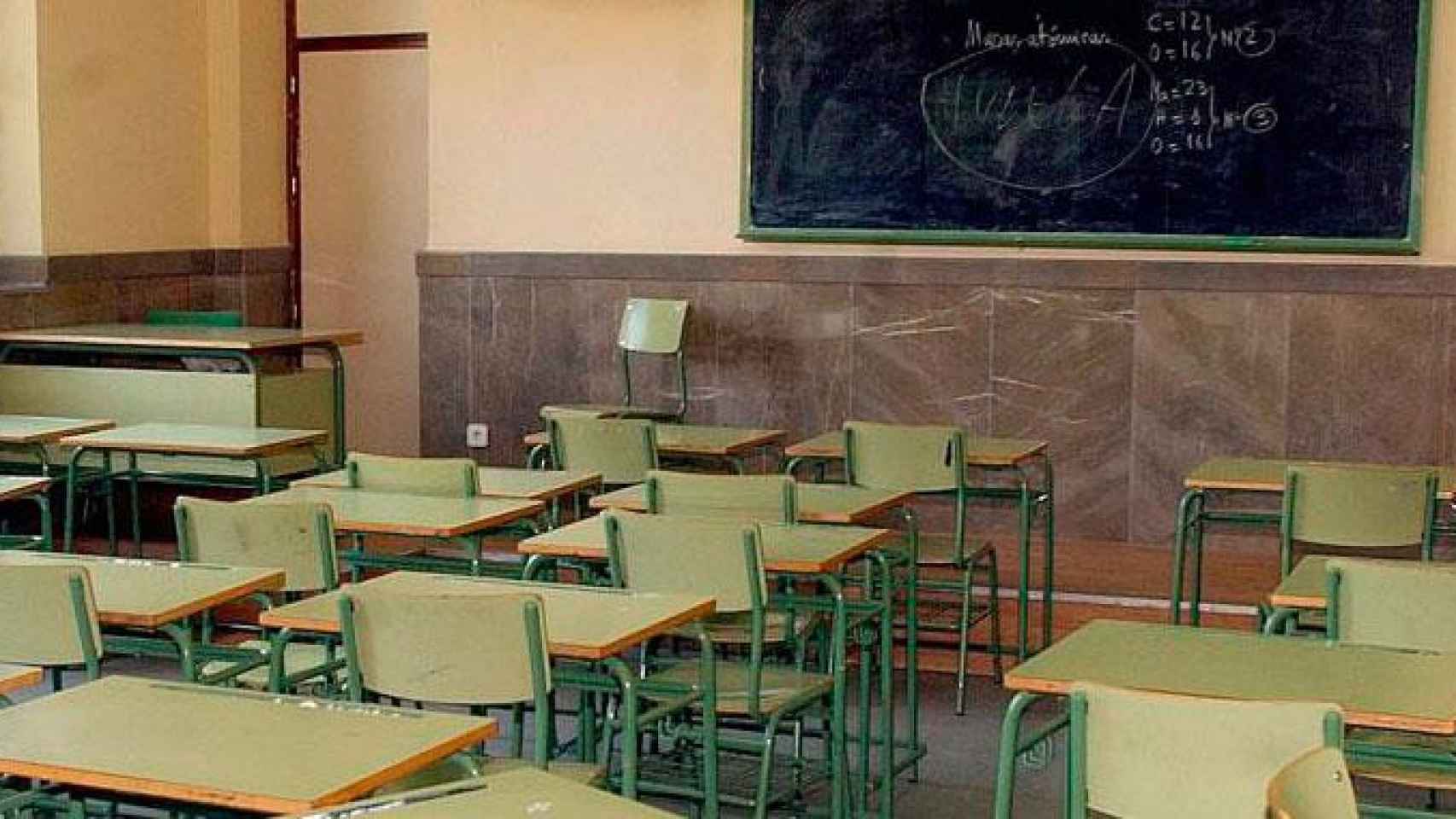 Un aula vacía en un centro escolar, como en el que un menor habría abusado de otro en Lleida/ EFE