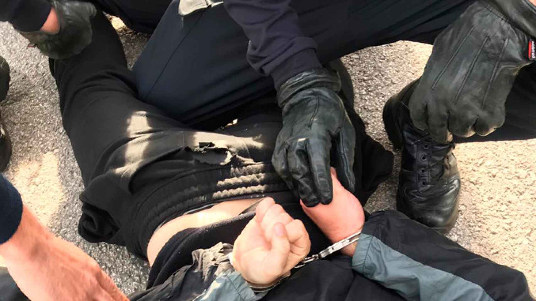 Imagen del detenido por atacar con un cuchillo un coche de la Policía Portuaria / CG