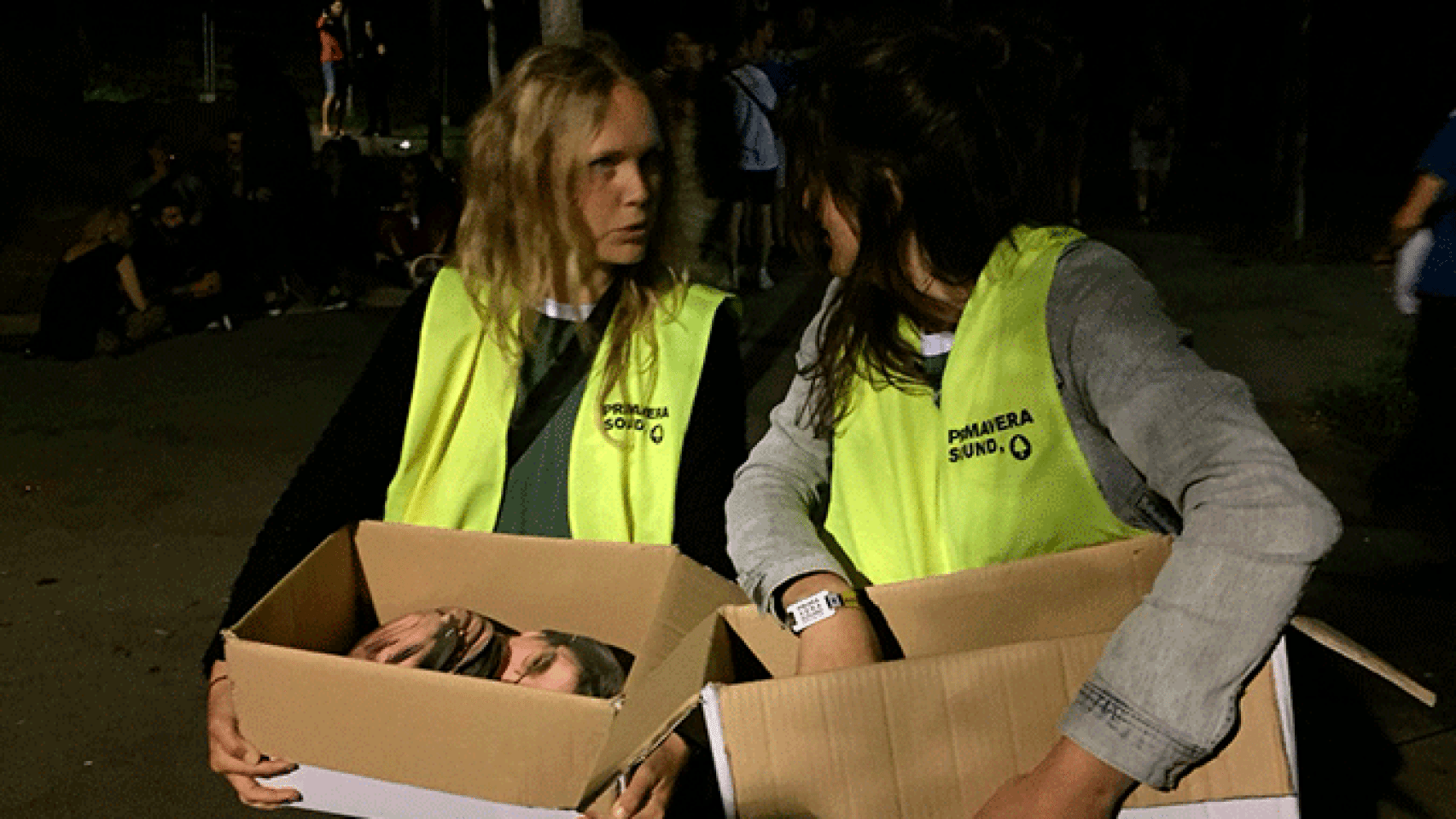 Dos trabajadoras del Primavera Sound reparten caretas de Puigdemont antes del cierre del festival / CG