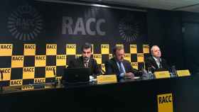 El director del RACC, Lluis Puerta; su presidente, Josep Mateu y Jordi Fábregas de la Diputación de Barcelona en la rueda de prensa en RACC / CG