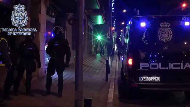 Agentes de la Policía Nacional durante una operación antiyihadista en Figueres / POLICÍA