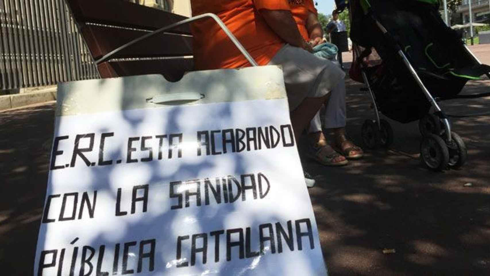 Un cartel contra la gestión sanitaria de ERC en Cataluña en la protesta del viernes / CG