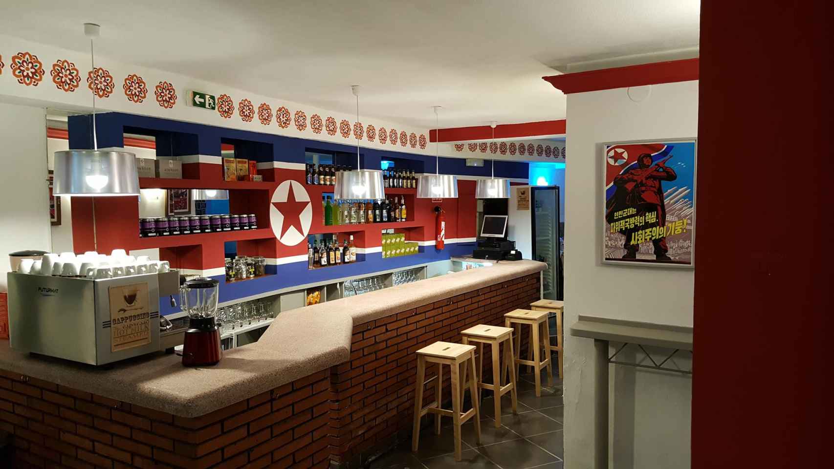 El interior del Pyongyang Cafe, local que regenta Alejandro Cao de Benós en Tarragona / CG