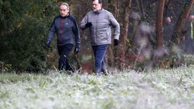 Mariano Rajoy y José Benito Suárez, presidente de la Autoridad Portuaria de Marín, durante su paseo deportivo de ayer / EFE