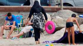 Una mujer con un 'burkini' en una playa. - EUROPA PRESS